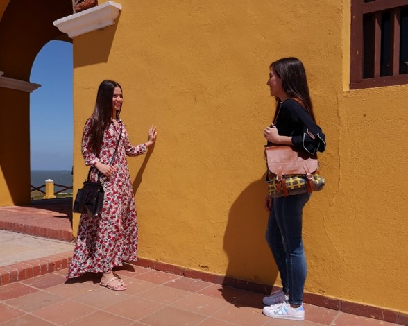 Modelos luciendo bolsos de cuero Caroba & Bisento en Cartagena